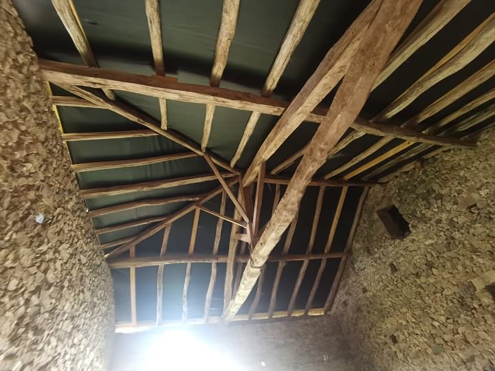 Stone barn to renovate near Suaux