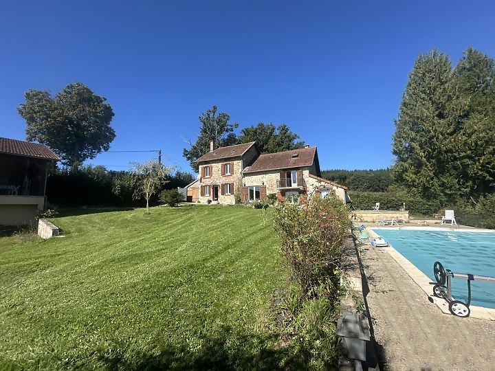 Maison en pierre de 4 chambres à vendre près de Jartaud