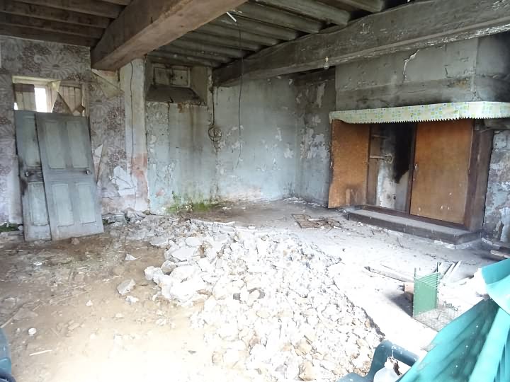 Stone house to renovate near Mantilly