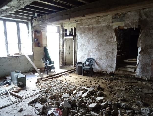 Stone house to renovate near Mantilly