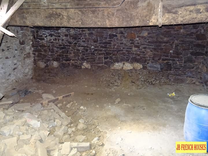 Stone house to renovate near Mantilly
