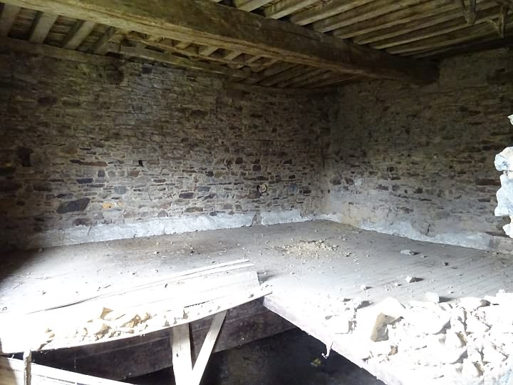Stone house to renovate near Mantilly