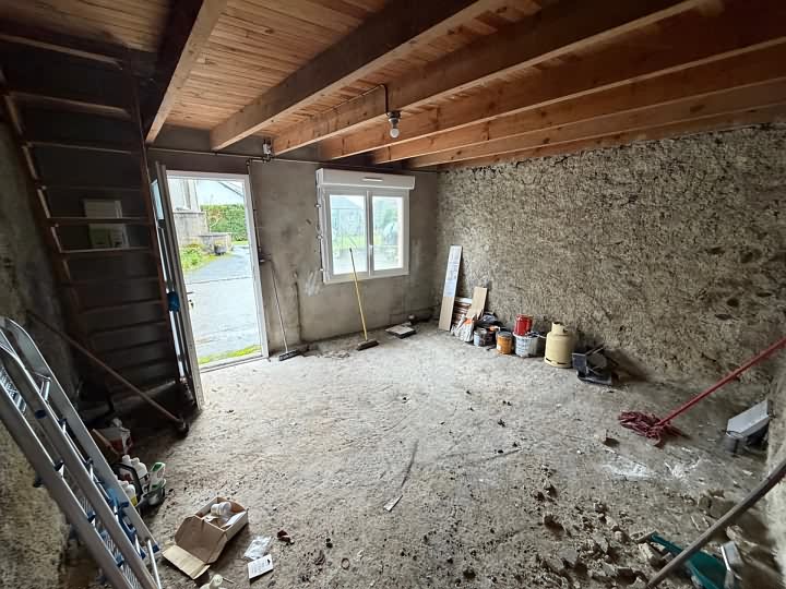 Stone cottage to renovate near Kergloff