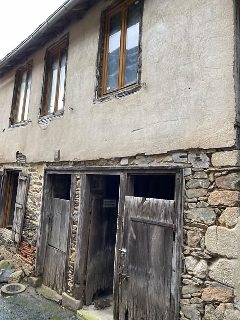 Stone house to renovate near Affieux