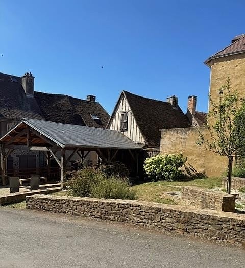 Stone house to renovate near Affieux