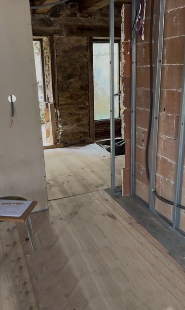 Stone house to renovate near Affieux