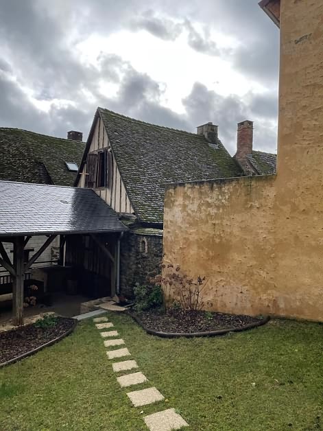 Stone house to renovate near Affieux