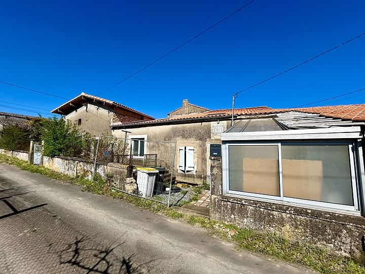 Stone house to renovate near Gentray
