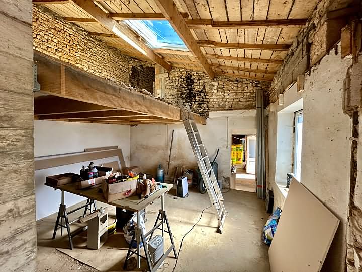 Stone house to renovate near Gentray