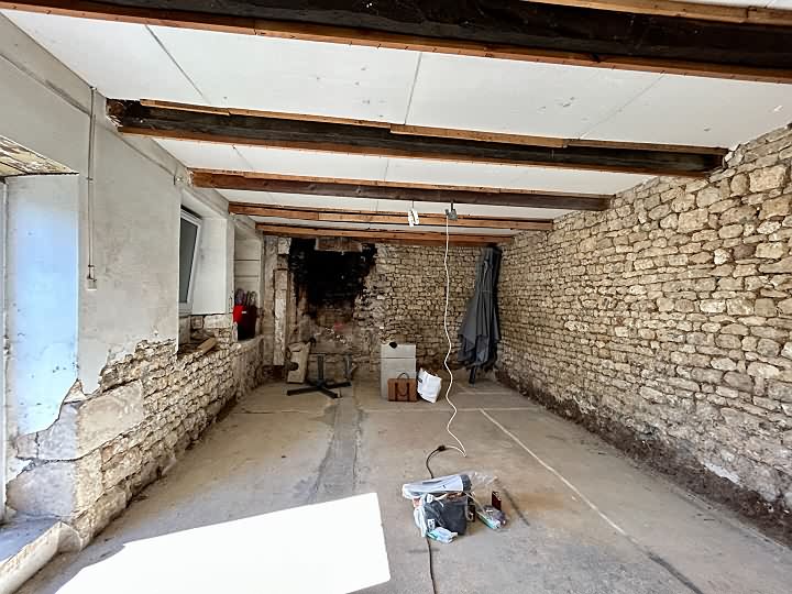 Stone house to renovate near Gentray