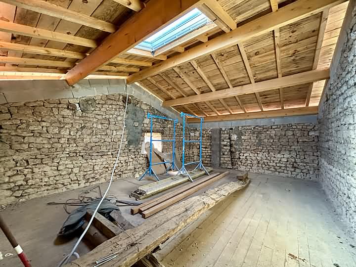 Stone house to renovate near Gentray