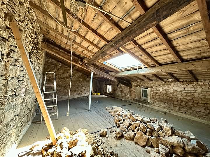 Stone house to renovate near Gentray
