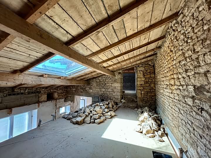 Stone house to renovate near Gentray