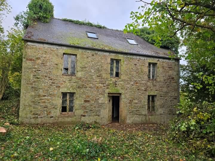 Stone house to renovate near Keraden