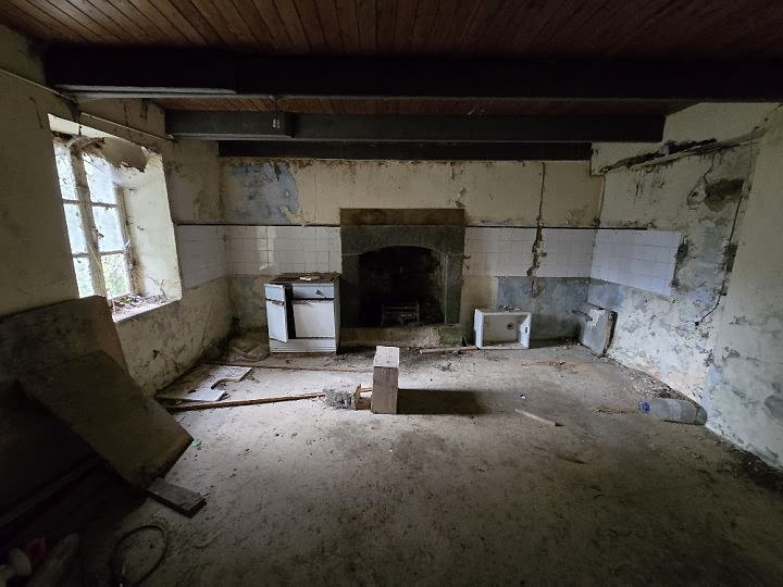 Stone house to renovate near Keraden
