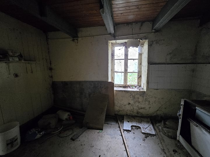 Stone house to renovate near Keraden