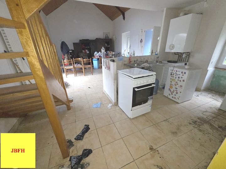 Maison en pierre de 2 chambres à vendre près de Le Sourn
