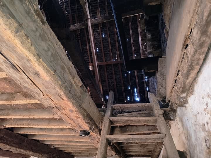 Stone house to renovate near Lesbois