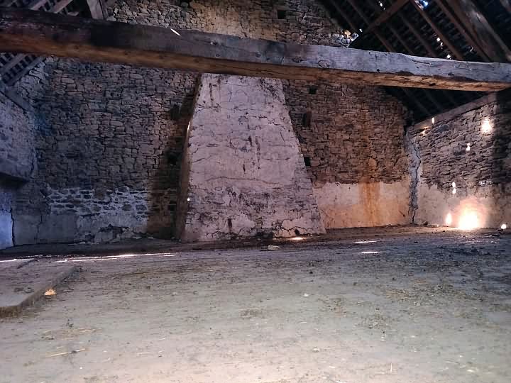 Stone house to renovate near Lesbois
