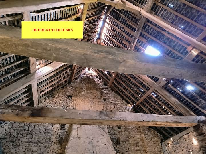 Stone house to renovate near Lesbois