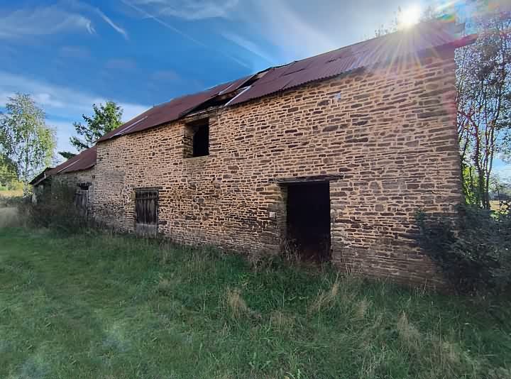 Stone house to renovate near Lesbois