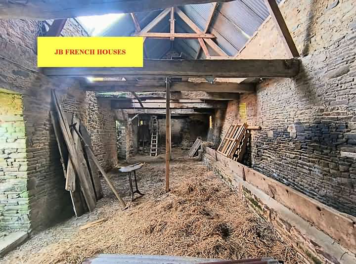 Stone house to renovate near Lesbois