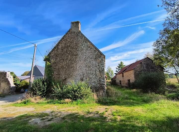 Stone house to renovate near Lesbois