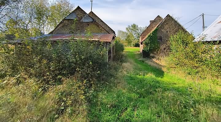 Stone house to renovate near Lesbois