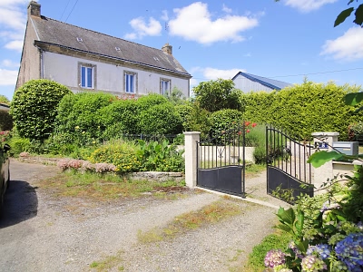 2 bed stone house for sale near Bever