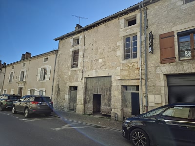 Stone barn to renovate near Goulat