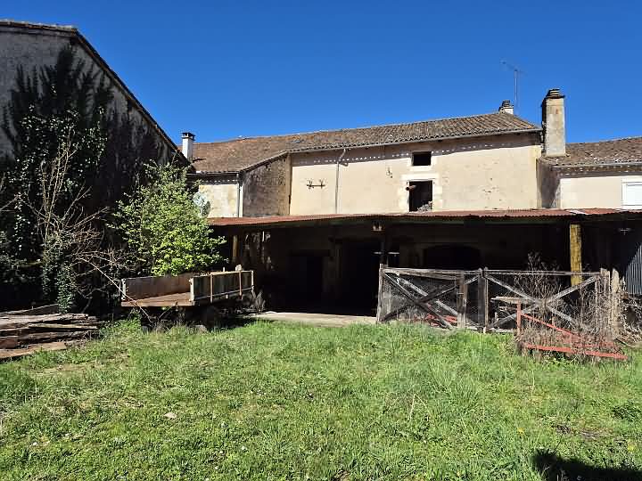 Stone barn to renovate near Goulat