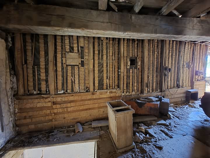 Stone barn to renovate near Goulat