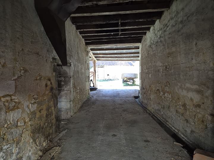 Stone barn to renovate near Goulat