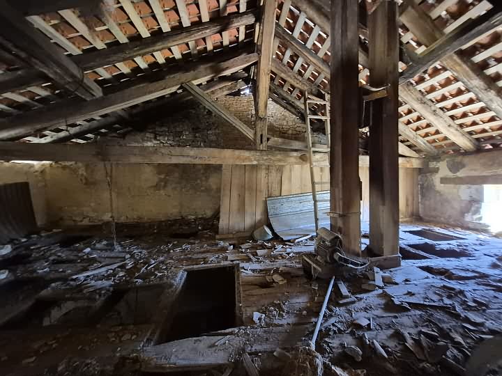 Stone barn to renovate near Goulat