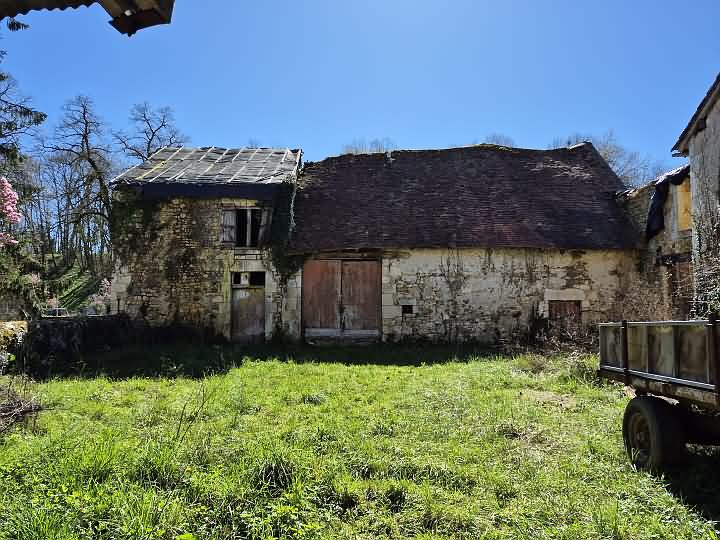 Stone barn to renovate near Goulat