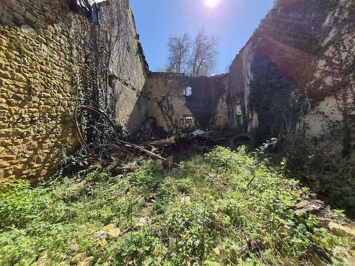 Stone barn to renovate near Goulat