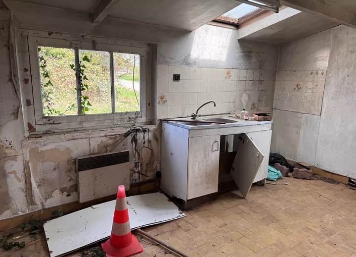 House to renovate near Bonen