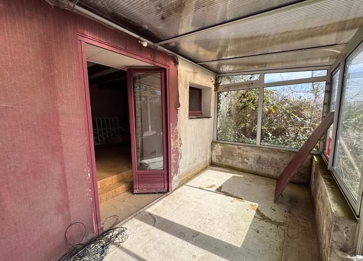 House to renovate near Bonen