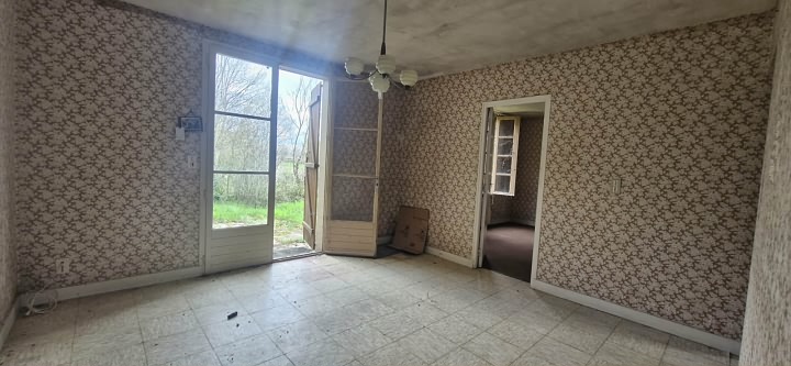 Stone house to renovate near Suaux