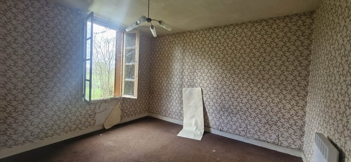 Stone house to renovate near Suaux