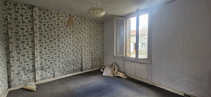 Stone house to renovate near Suaux