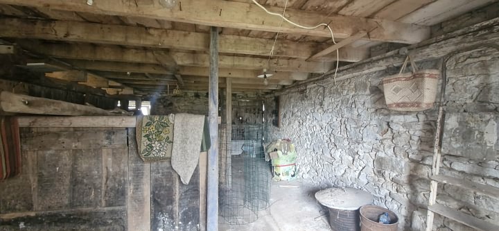Stone house to renovate near Suaux