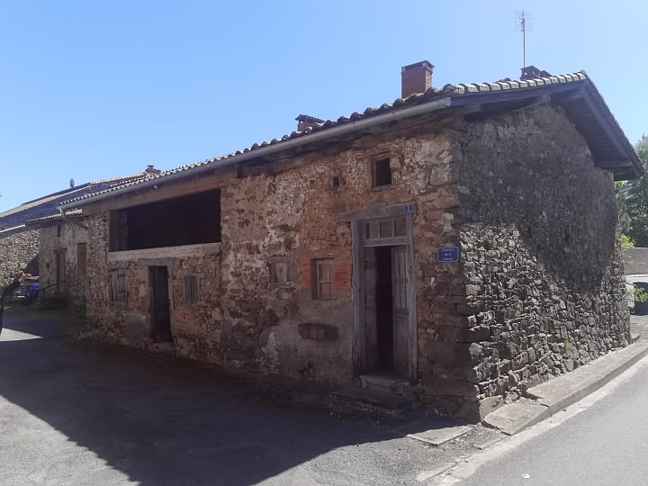 Stone house to renovate near Suaux