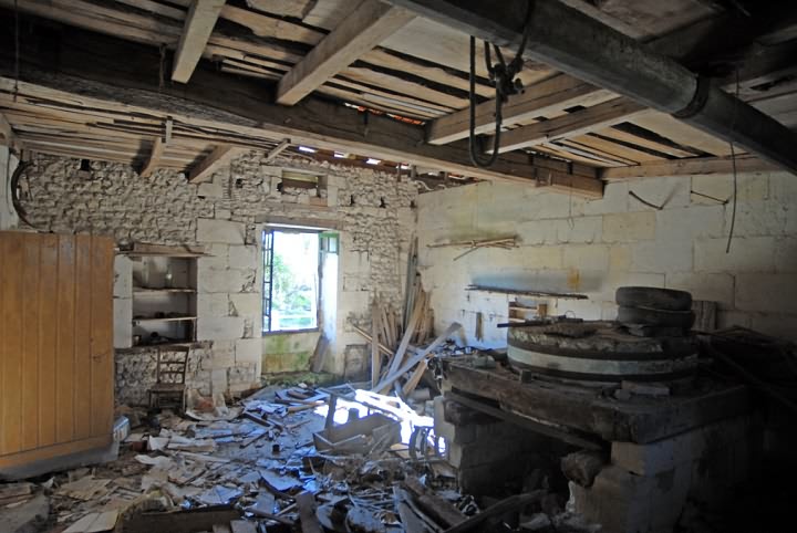 Stone barn to renovate near Vanxains