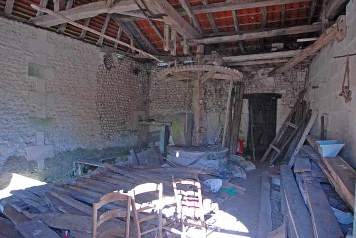 Stone barn to renovate near Vanxains