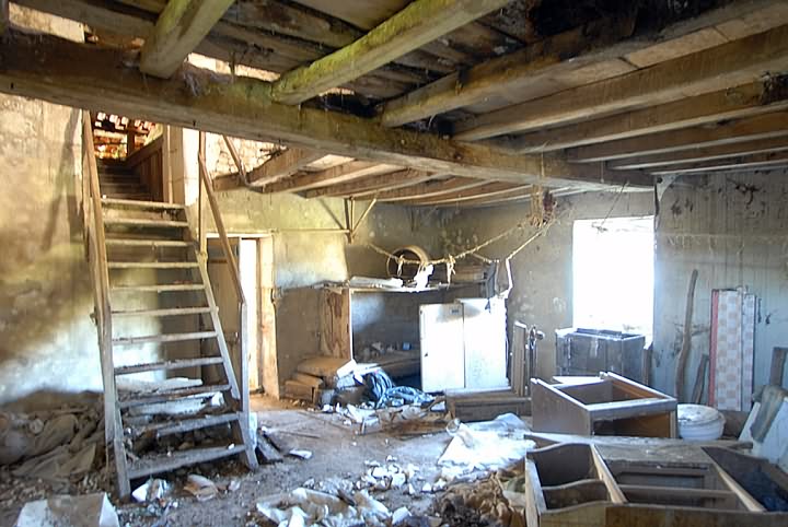 Stone barn to renovate near Vanxains