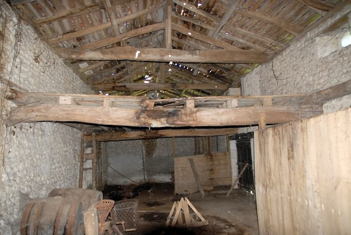 Stone barn to renovate near Vanxains