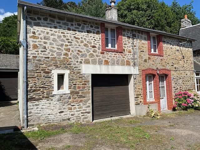 Stone house to renovate near Le Tanu
