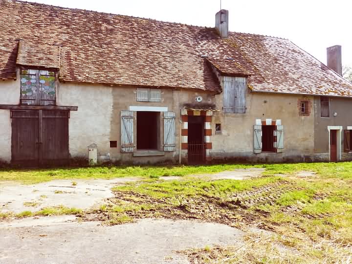 Stone farmhouse à rénover près de Liglet