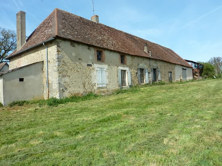 Stone farmhouse à rénover près de Liglet